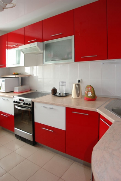 Кухня красно-белая с глянцевыми фасадами